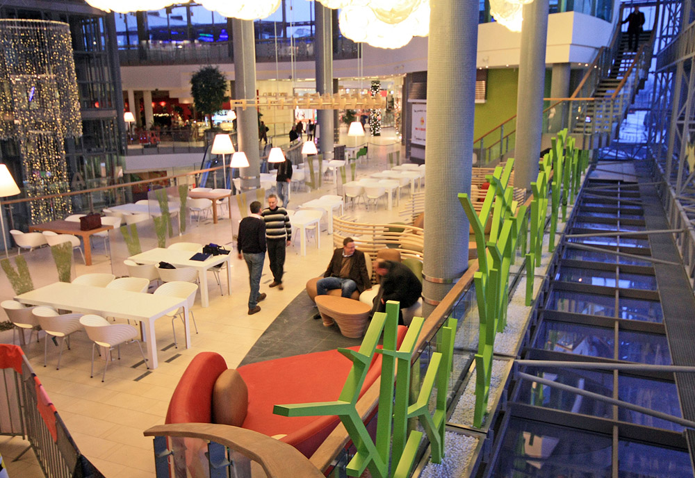 FOOD COURT IN  FORUM SHOPPING CENTRE IN GLIWICE / ZALEWSKI ARCHITECTURE GROUP