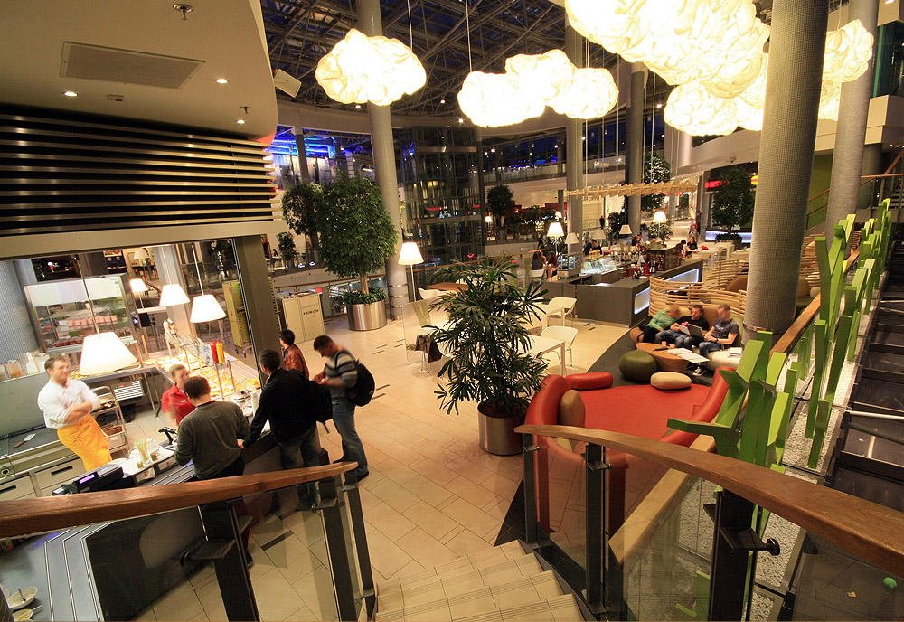 FOOD COURT IN  FORUM SHOPPING CENTRE IN GLIWICE / ZALEWSKI ARCHITECTURE GROUP